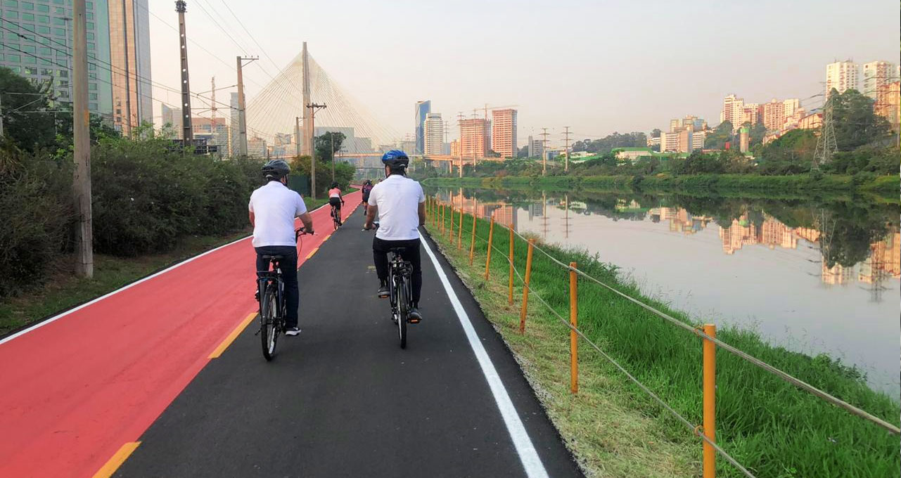 Em São Paulo, ciclistas contam com estação de apoio e ciclofaixa revitalizada